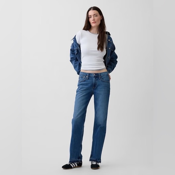 GAP Denim - NWT GAP Women’s Classic Mid Rise Straight Jeans Medium Wash - Size 28/6